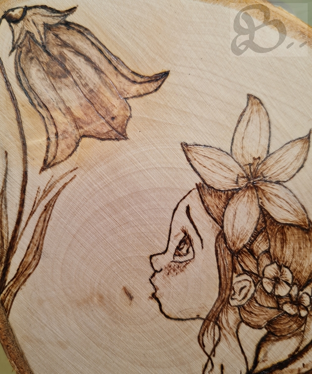 Kleine Elfe mit Glockenblume als Kunstbild