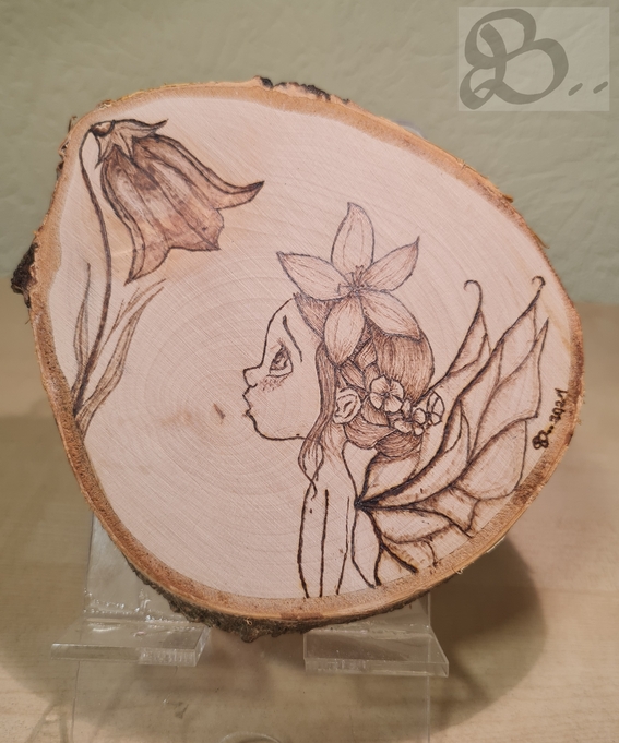 Kleine staunende Fee als Pyrografiebild