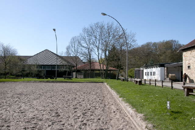 Außenplatz vor dem langen Stall