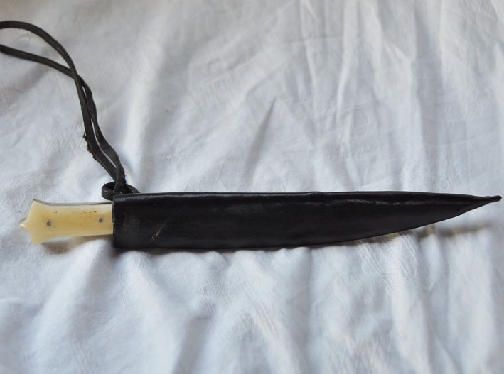 Couteau avec manche en corne ou en os avec fourreau 25 cm de longueur Art.No.: VM000231  Prix : 58 €