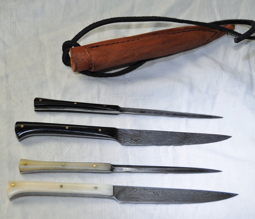 Couteau en os ou corne avec pique les lames sont damassées et le fourreau est en cuir longueur 18 cm  réf Art.No.: VM000229  Prix 129 €