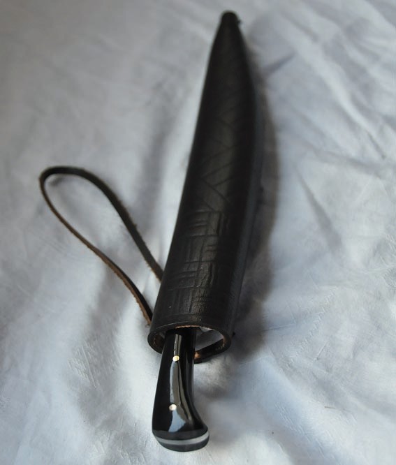 Couteau manche en corne noire avec fourreau en cuir repoussé longueur 23 cm Réf.: Reen. No.: 1214  Prix: 50 euros