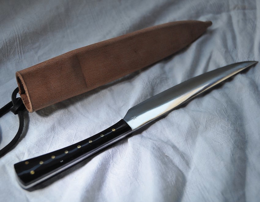Couteau à manche en bois, corne ou en os; fourni avec fourreau en cuir - Longueur 24 cm Réf.:ReeN. No.: 1683  Prix:  45 €