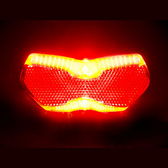 Die Beleuchtung am e-Bike ist elementar für die Sicherheit während der Fahrt. Sowohl vorne, als auch hinten muss das e-Bike gut ausgestattet sein mit passender Beleuchtung und Reflektoren.