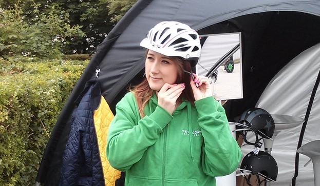 Sicher mit dem e-Bike und einem Helm unterwegs