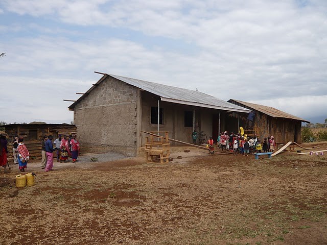 Der Bau des neuen Schulgebäudes (Enduet Primary School)