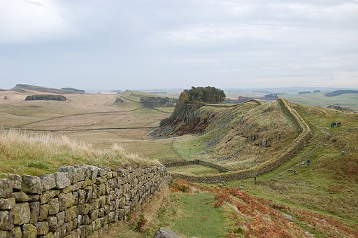  Antonin le Pieux (138-161) construit, en 142, le mur d’Antonin, une muraille du limes de Bretagne (Grande-Bretagne), en Ecosse, au nord du mur d’Hadrien. Justin Martyr de Naplouse (v110 – 165 en martyr) adresse la Grande apologie à Antonin le Pieux. 