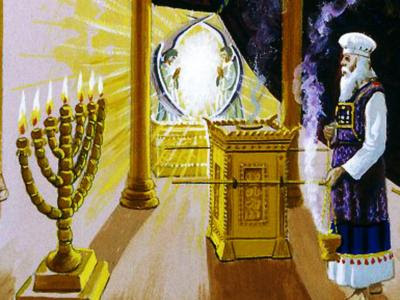 Les chandeliers d'or du livre de l'Apocalypse nous rappellent le culte pur rendu à Yahvé au sein de la tente de la rencontre ou tabernacle, puis dans le Temple de Jérusalem. Jésus, en tant que grand prêtre se trouve au milieu des chandeliers.
