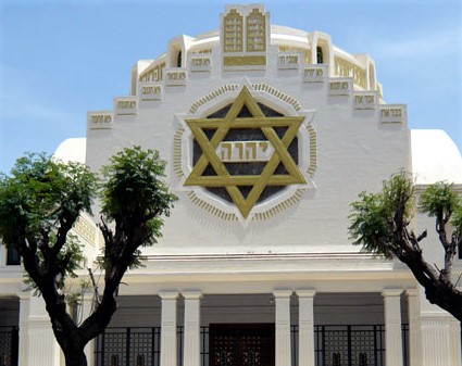 Grande synagogue de Tunis. Tétragramme au centre de l'étoile de David. De nombreux lieux ce culte et de monuments historiques témoignent du Tétragramme divin à travers le monde.