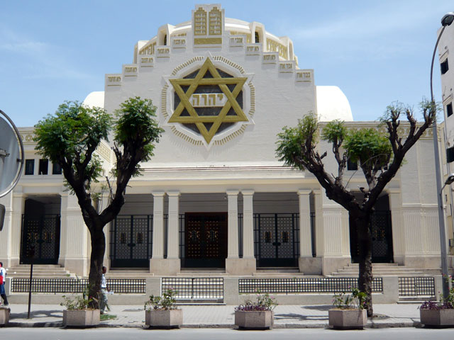 Le Tétragramme du Nom de Dieu - YHWH apparaît clairement sur la façade de la grande synagogue de Tunis. Les anciens manuscrits mettent en valeur le mot le plus important: le Nom du Tout-Puissant qui apparaît environ 7000 fois dans les Écritures hébraïques