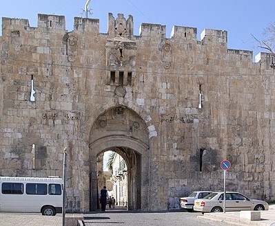 Les noms des 12 fils de Jacob (Ruben, Siméon, Lévi, Juda, Dan, Nephtali, Gad, Aser, Issacar, Zabulon, Joseph, Benjamin) avaient été donnés aux 12 portes de la ville de Jérusalem. Le prophète Ezéchiel dit que ce sont les noms des tribus d’Israël.