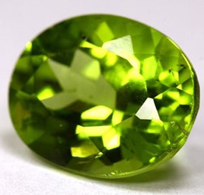 La chrysolite, gemme appartenant à la famille des Silicates, comme formule de base SiO4, est retrouvée dans les fondations de la muraille de la nouvelle Jérusalem.