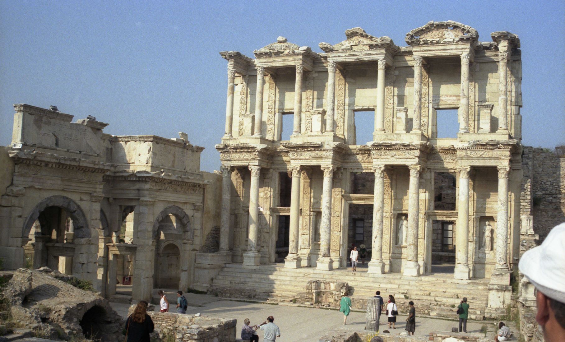 La ville d’Éphèse et sa célèbre bibliothèque première ville des 7 églises citées dans le livre de l'Apocalypse