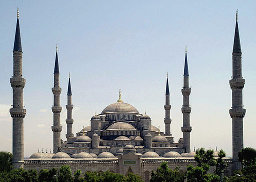 Cathédrale Basile-le-Bienheureux, Moscou  - Mosquée bleue, Istanbul  - Palais royal, Bangkok  - Basilique St Pierre, Rome - sont des monuments historiques, culturels et religieux très importants qui reçoivent chaque année des millions de visiteurs.