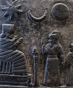 Les nombreuses croyances babyloniennes se sont répandues sur toute la terre et infiltrées dans toutes les religions. Les triades de dieux sont d'origine babylonienne, comme la triade de Sin, Shamash et Ishtar et à l'origine de la Trinité.
