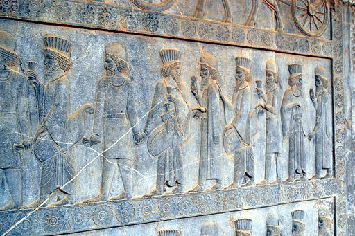 Cyrus, occupé à ses conquêtes vers l’est, a très certainement nommé un régent afin de gouverner Babylone en son absence, comme l’avait fait avant lui Nabonide avec Belshazar. Cela s’est passé la 3e année de règne de Cyrus.