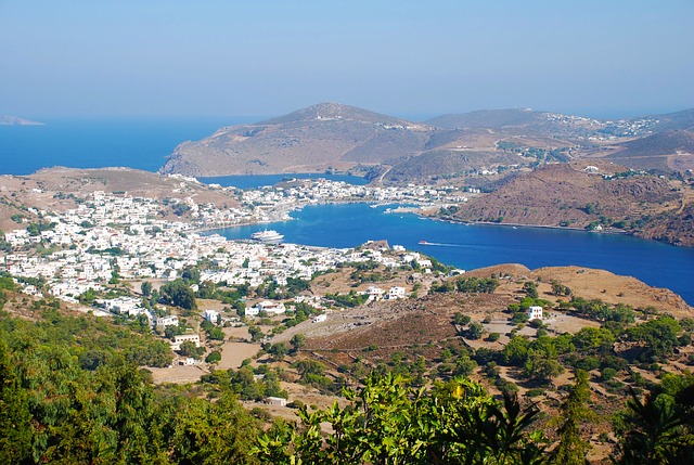 Patmos est appelée la Jérusalem de la mer Egée. L'apôtre Jean y a été exilé en l'an 95 par l'empereur romain Domitien. Il y reçoit la révélation de l'Apocalypse de la part de Jésus.