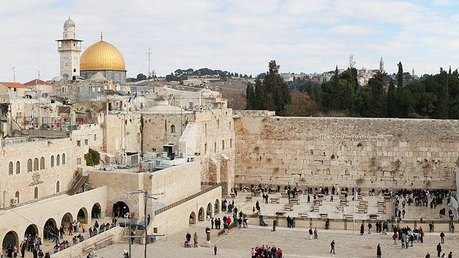 Mur des Lamentations à Jérusalem. Vénérer un lieu, aussi important soit-il, c’est tomber dans l’idolâtrie. C’est adorer la création plutôt que le créateur. Les humains ne devraient jamais vénérer des lieux, s’y prosterner, même les plus grandioses! 