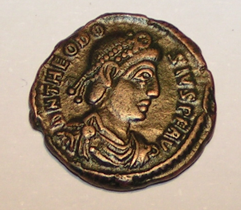 En 394, Théodose règne à la fois sur l'Orient et sur l'Occident après avoir intrigué et éliminé ses rivaux. A sa mort, en 395, son empire est partagé entre ses deux fils Arcadius qui règnera sur l’orient et Honorius qui règnera sur l'occident.