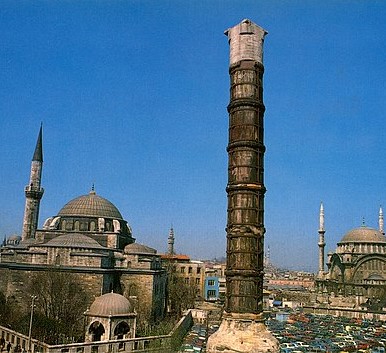 En 328, il érige une colonne à Constantinople (Istanbul) Sur la colonne se trouvait à l’origine une statue de Constantin représenté comme le dieu Soleil, Sol Invictus, alors que l’inscription du socle dédie la ville au Christ. Syncrétisme religieux.