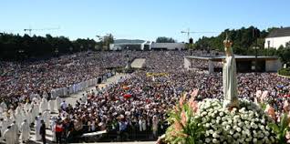 Pèlerinage à Fatima, idolâtrie, des millions de fidèles se prosternent devant les statues. 