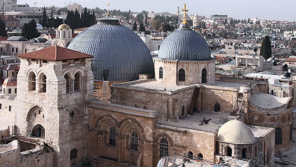 De très nombreux lieux sont l’objet d’adoration et de pélerinages. Citons par exemple l’église du St Sépulcre à Jérusalem, la basilique de la Nativité à Béthléem, le mur des Lamentations à Jérusalem, la mosquée du Haram de La Mecque...