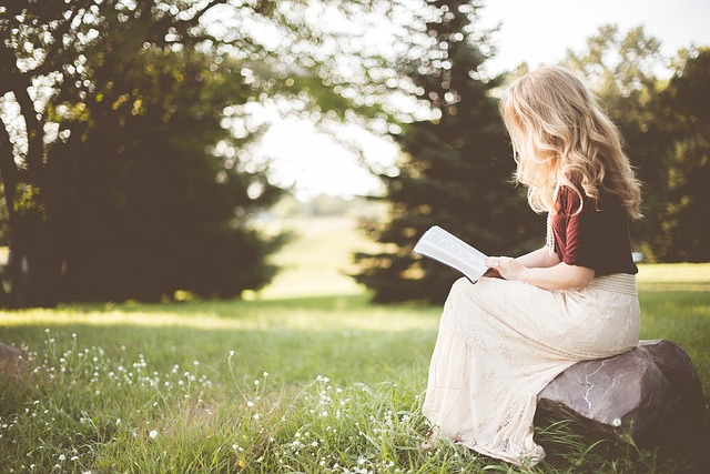 « Heureux celui qui lit et ceux qui écoutent les paroles de la prophétie et gardent ce qui s'y trouve écrit, car le moment est proche! » "Heureux l’homme (…) qui trouve son plaisir dans la loi de Jéhovah, Et qui la médite jour et nuit ! "