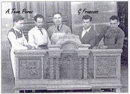 Guillermo Francoso con la cartelera central del paso de cristo