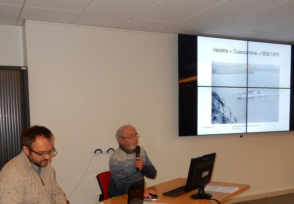 Kelig-Yann COTTO préside le thème "Mémoires de marins et passagers du bord" et Louis COZAN, ancien gardien de phare, fait son exposé "Histoires de relèves".