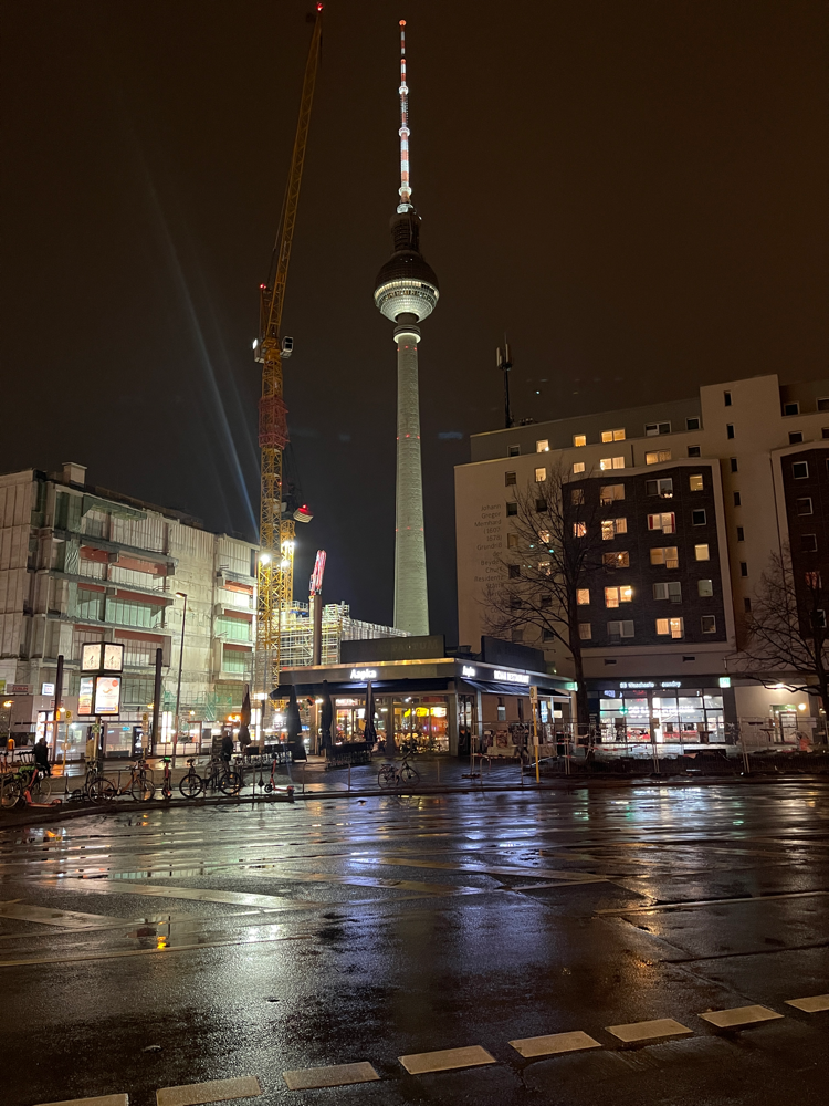 Aapka - INdisches Restaurant Berlin Alexanderplatz - Hintergrund TV Tower Berliner Fernsehturm
