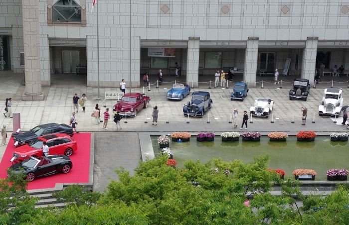 横浜美術館前レトロカー展示（新車もありました）