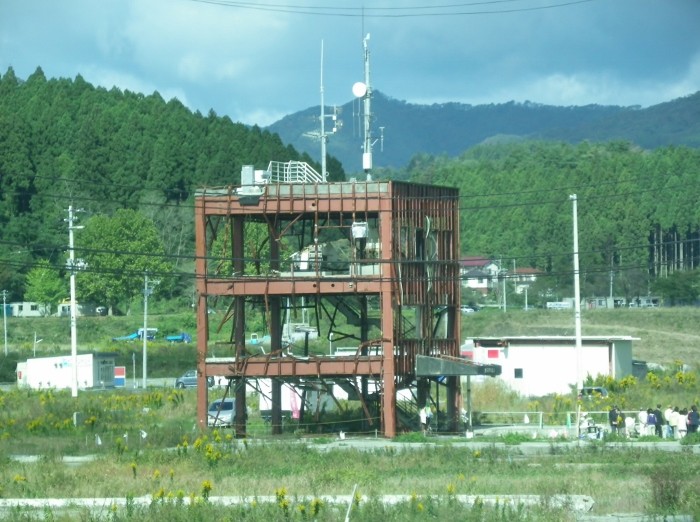 陸前高田に向かう途中の防災対策庁舎：鉄骨のみ・・車窓から