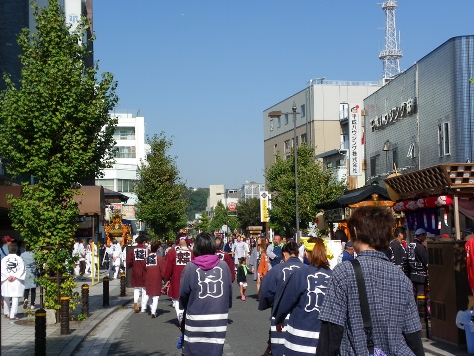 神輿組立：横須賀中央通りの裏通り