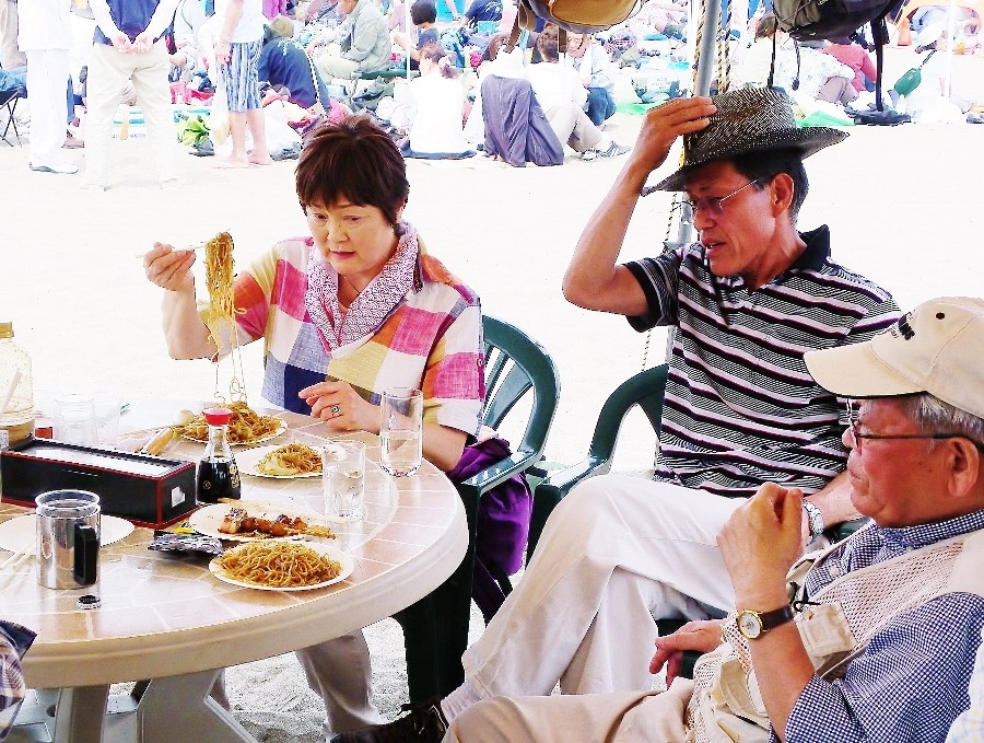 私は食べるわよ！。隣の人・・見てられないよ。