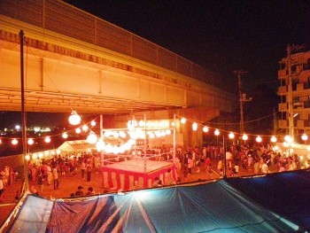 盆踊り会場の夜景