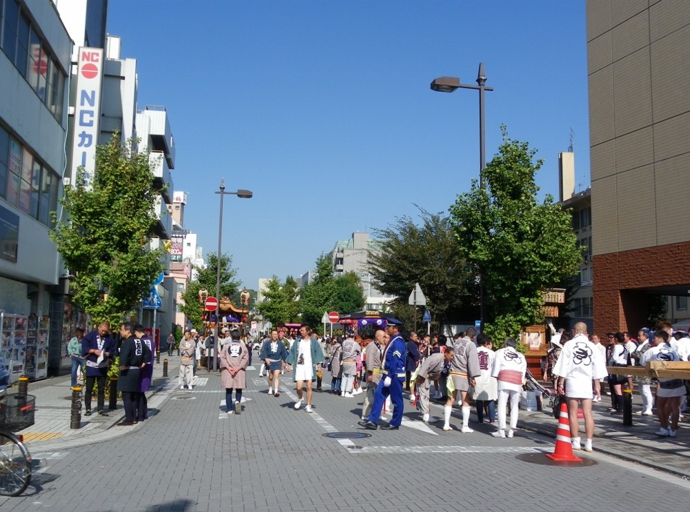 神輿組立：横須賀中央通りの裏通り