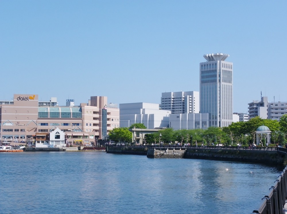 ヴェルニー公園前・・一番高いのがホテル、左が横須賀芸術劇場他同じ