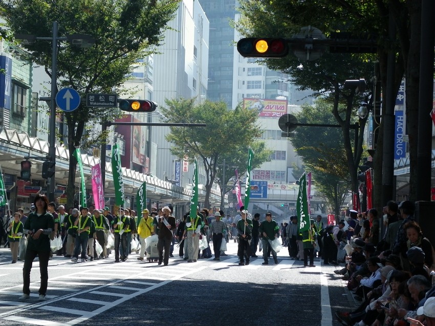 神輿パレード出発点・・若松町通り（横浜銀行前付近から）