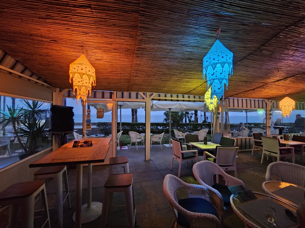 Ein netter Abend in der Strandbar in Torre del Mar.