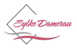 "Das Bild zeigt das Logo von Sylke Damerau. Der Name fügt sich in eine geöffnete Raute ein und hat die Farbe rot. Am unteren Ende der Raute sind zwei Wellen. Eine kleinere graue und eine größere rote. Sie stehen für die Dynamik im Leben."
