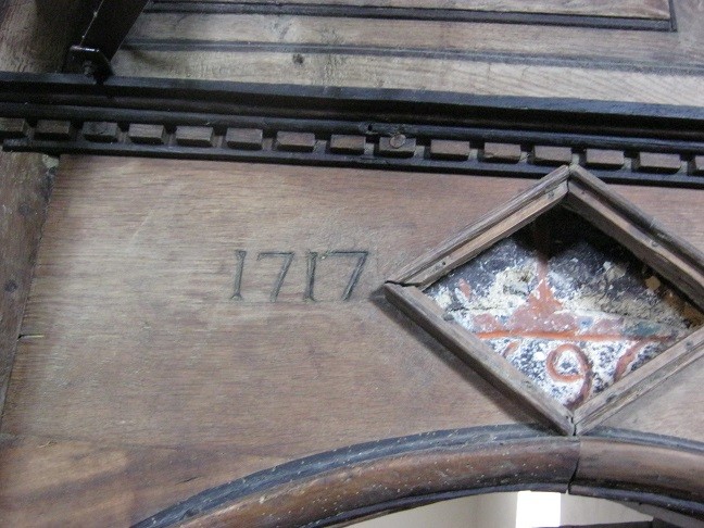 Les hautes boiseries à grandes moulures (de 1717) habillent le choeur d'origine romane, dans lesquelles sont insérés trois sièges qui conservent leur originalité ; ils proviennent de l'ancienne abbaye de cistercienne de Lum-Dieu (1145/1793) de Fabas.