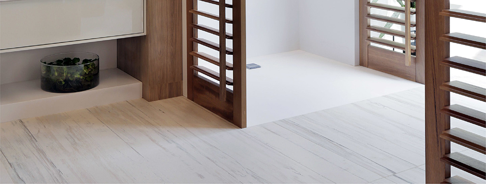 Revêtement sol de salles de bain Silestone effet parquet, stabilité de la couleur et ultra résistant, disponible chez Cuisines Pitois à Orléans (45)