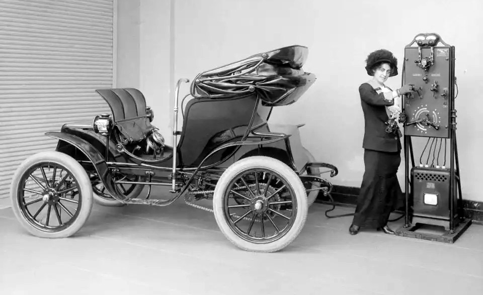 Електромобіль. Спогади про майбутнє.