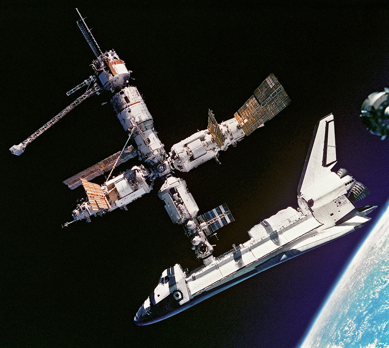 Орбітальна станція «Мир» і шатл «Атлантіс» під час місії STS-71.  Фотографію зроблено з борту корабля Союз «ТМ-21». 4 липня 1995 року.