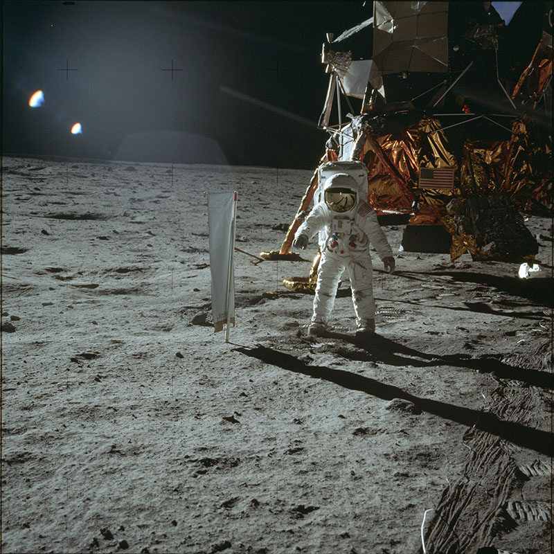 Астронавт Apollo 11 на Місяці. Стартап ньюс | Startup News