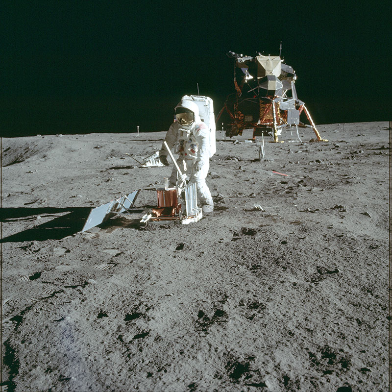 Астронавт Apollo 11 на Місяці. Стартап ньюс | Startup News