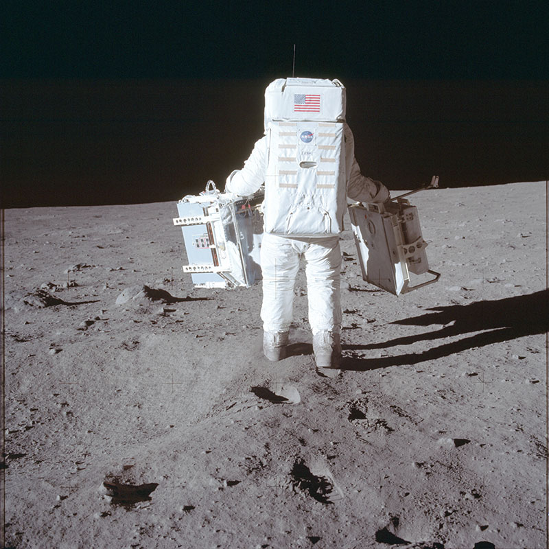 Астронавт Apollo 11 на Місяці. Стартап ньюс | Startup News