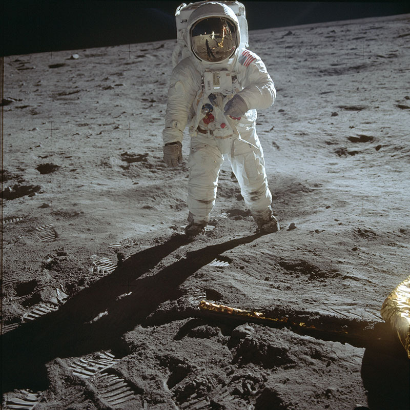 Астронавт Apollo 11 на Місяці. Стартап ньюс | Startup News