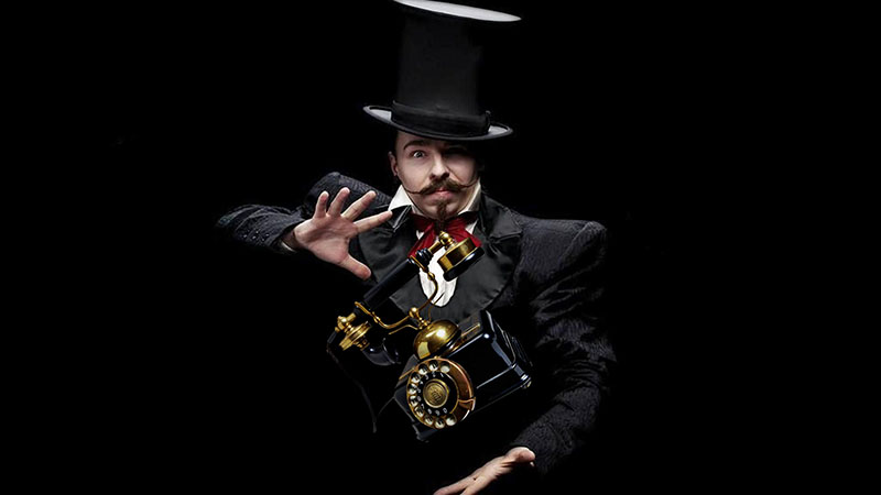 Фокусник с телефоном