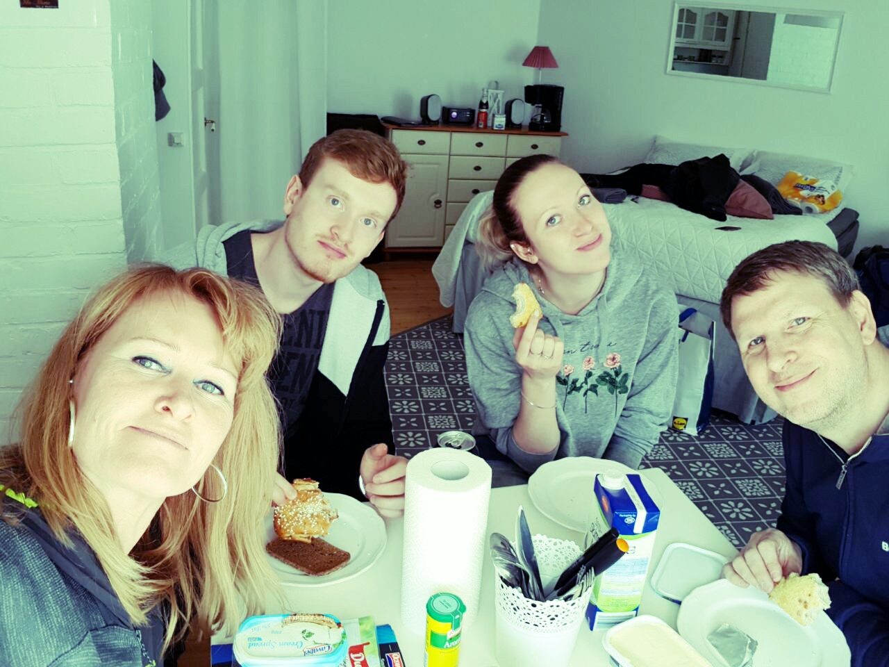 Gerade erst in Finnland angekommen... erstmal Familienfrühstück!
